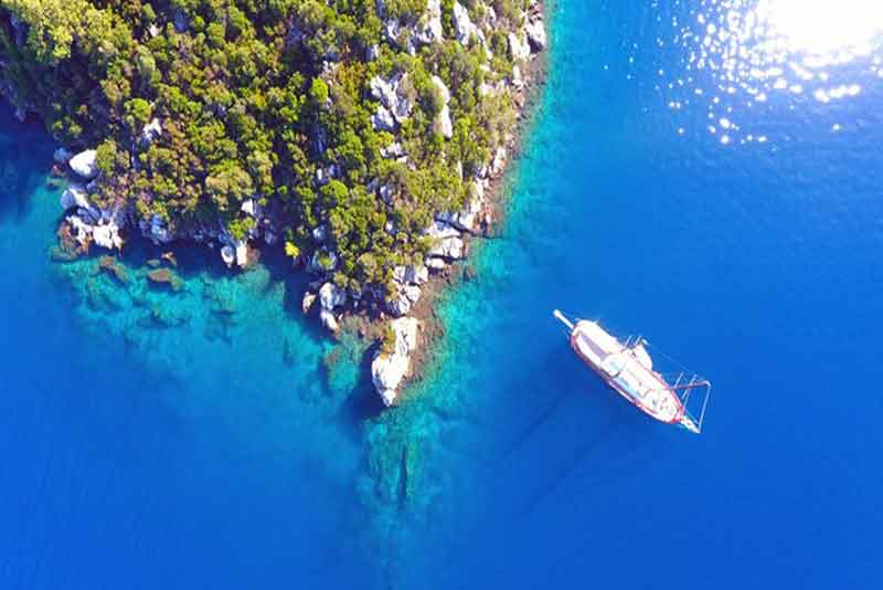 1-با یک قایق بادبان¬دار به ساحل بروید