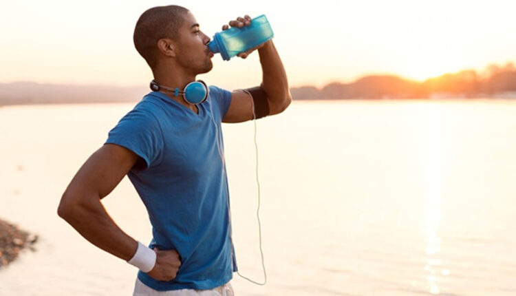 18 نکته و راهکار در مورد نوشیدن مایعات هنگام پیاده‌ روی