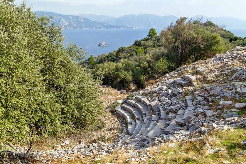 از ویرانه­‌های Ruins of Amos حرکت کنید