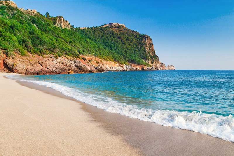 خیس خوردن زیر آفتاب در ساحل کلئوپاترا