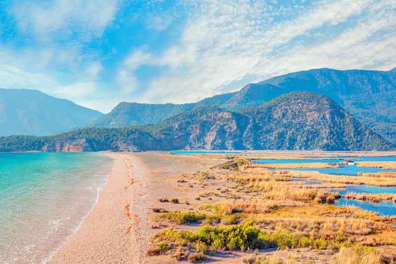 در ساحل ایزتوزو آفتاب بگیرید