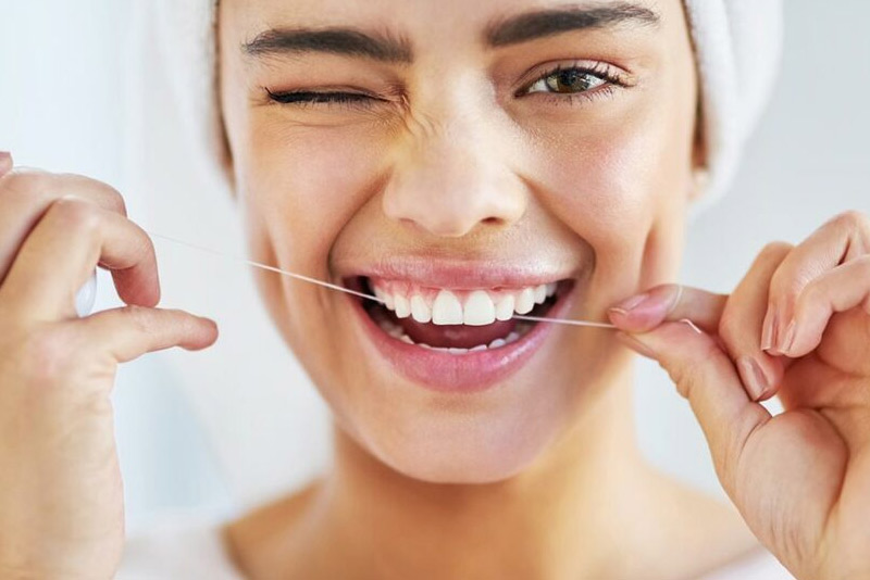 استفاده از نخ دندان به اندازه مسواک زدن مهم بدانید