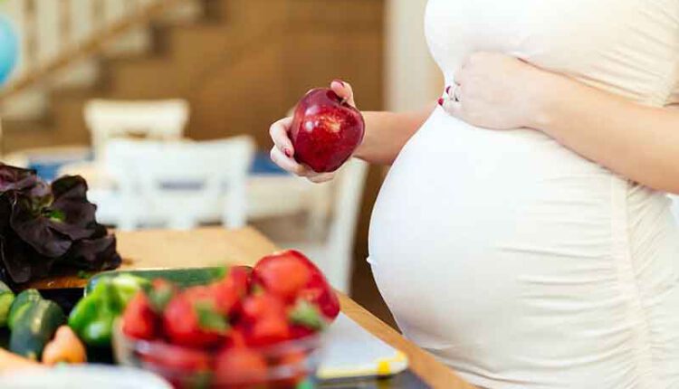 تغذیه در دوران بارداری چگونه است؟