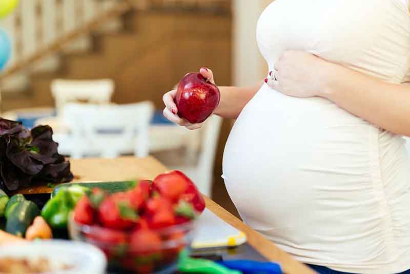 تغذیه در دوران بارداری چگونه است؟