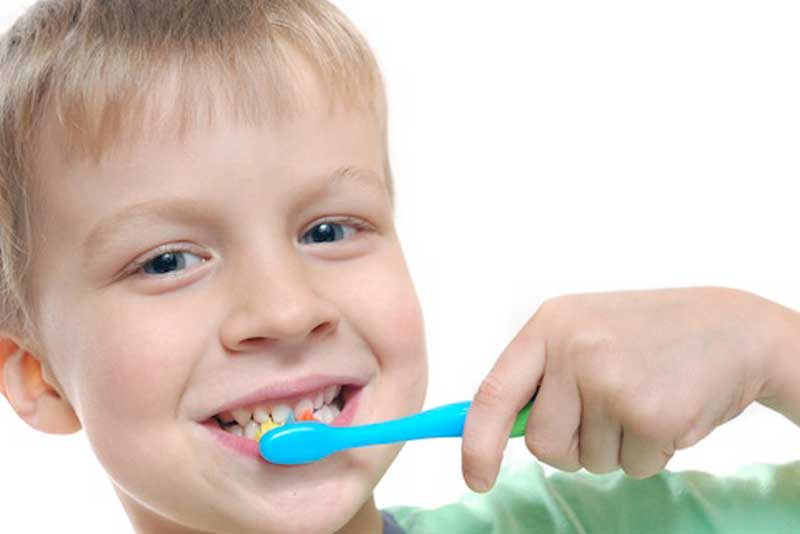 چگونه دندان‌های شیری کودکان را تمیز کنیم؟