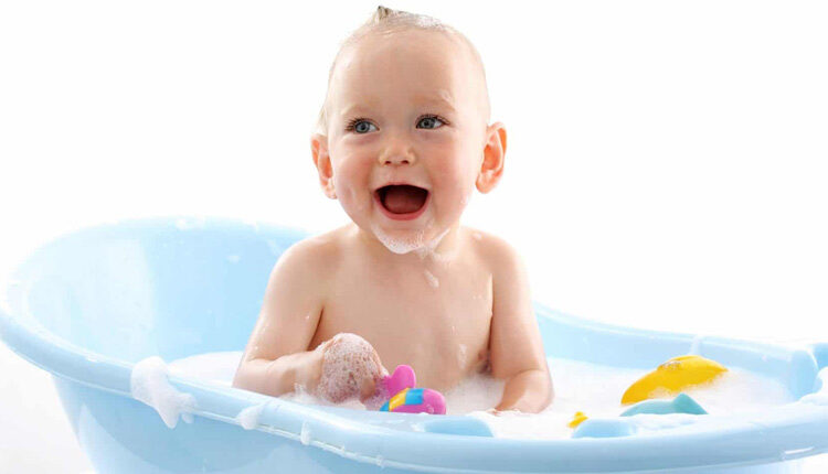هر چند وقت یکبار باید نوزاد خود را حمام کنید؟