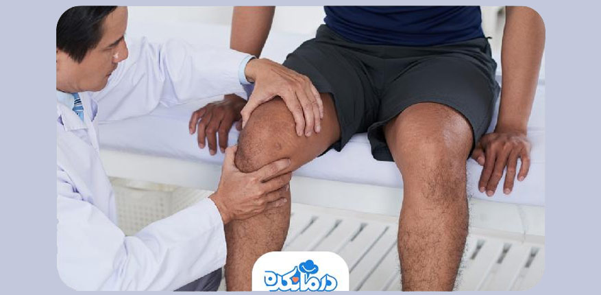 تصویری از یک پزشک که در حال معاینه دامنه حرکتی مفاصل بیمار