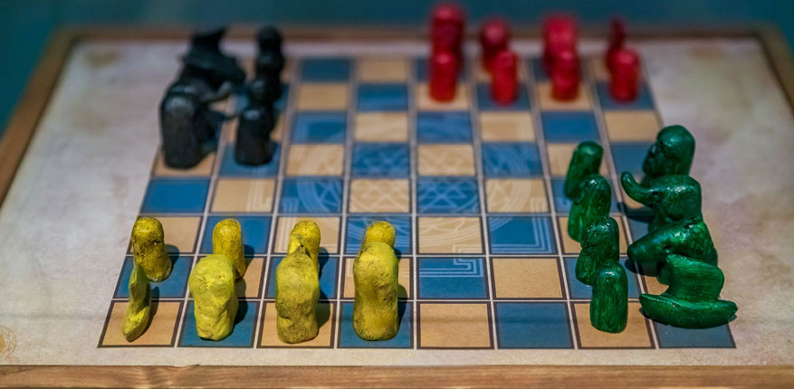 یک تخته و قطعات شطرنج عتیقه چاتورانگا