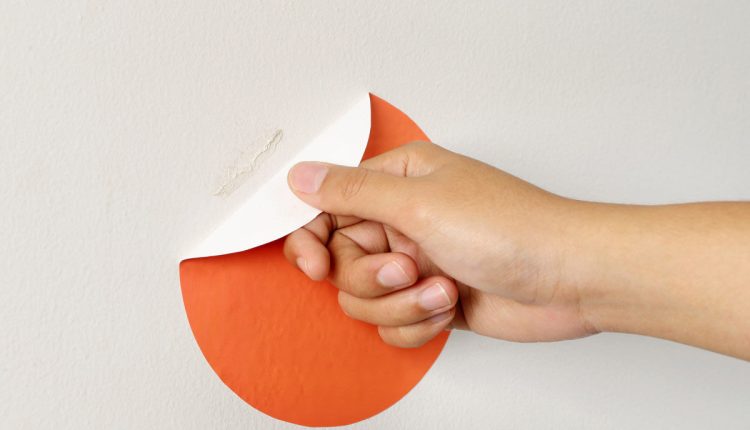 روش کندن برچسب از دیوار