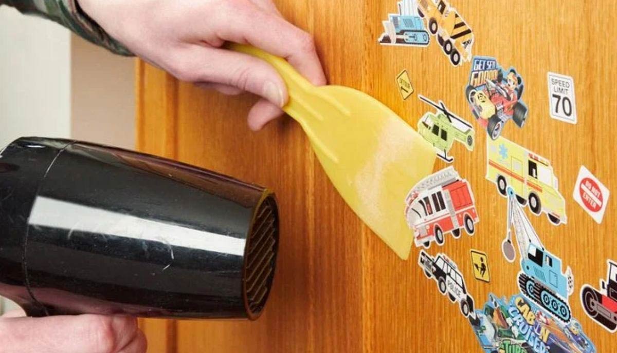 کندن برچسب از دیوار با سشوار