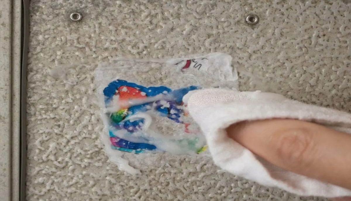 کندن برچسب از دیوار با آب داغ و مایع ظرفشویی