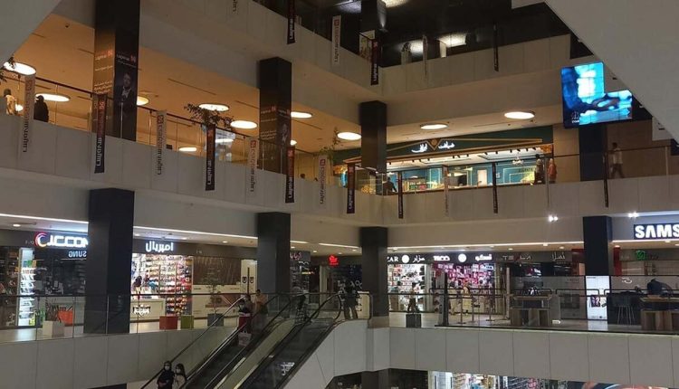 نمایی از فضای داخلی یک مرکز خرید موبایل معتبر برای خرید حضوری و قسطی گوشی