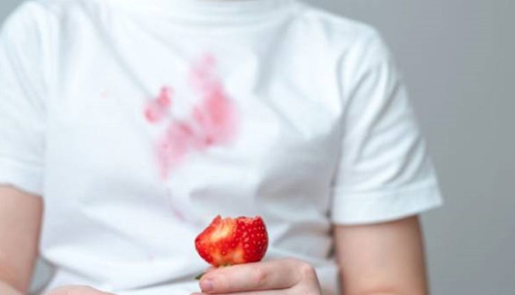 لکه توت‌ فرنگی روی لباس