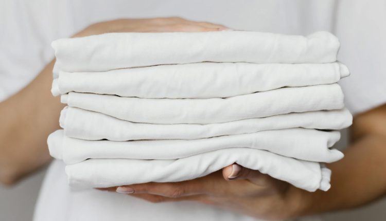 چگونه لباس‌های سفید را همیشه سفید و درخشان نگه داریم؟