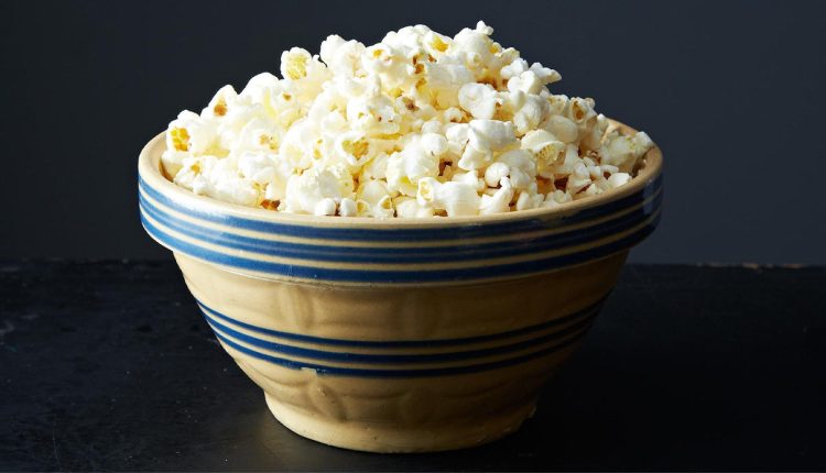 طرز تهیه پاپ‌کورن طعم‌دار (پنیری، کچاپ و کره‌ای) برای شب فیلم
